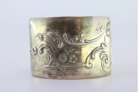 Argola de guardanapo em prata com relevos florais